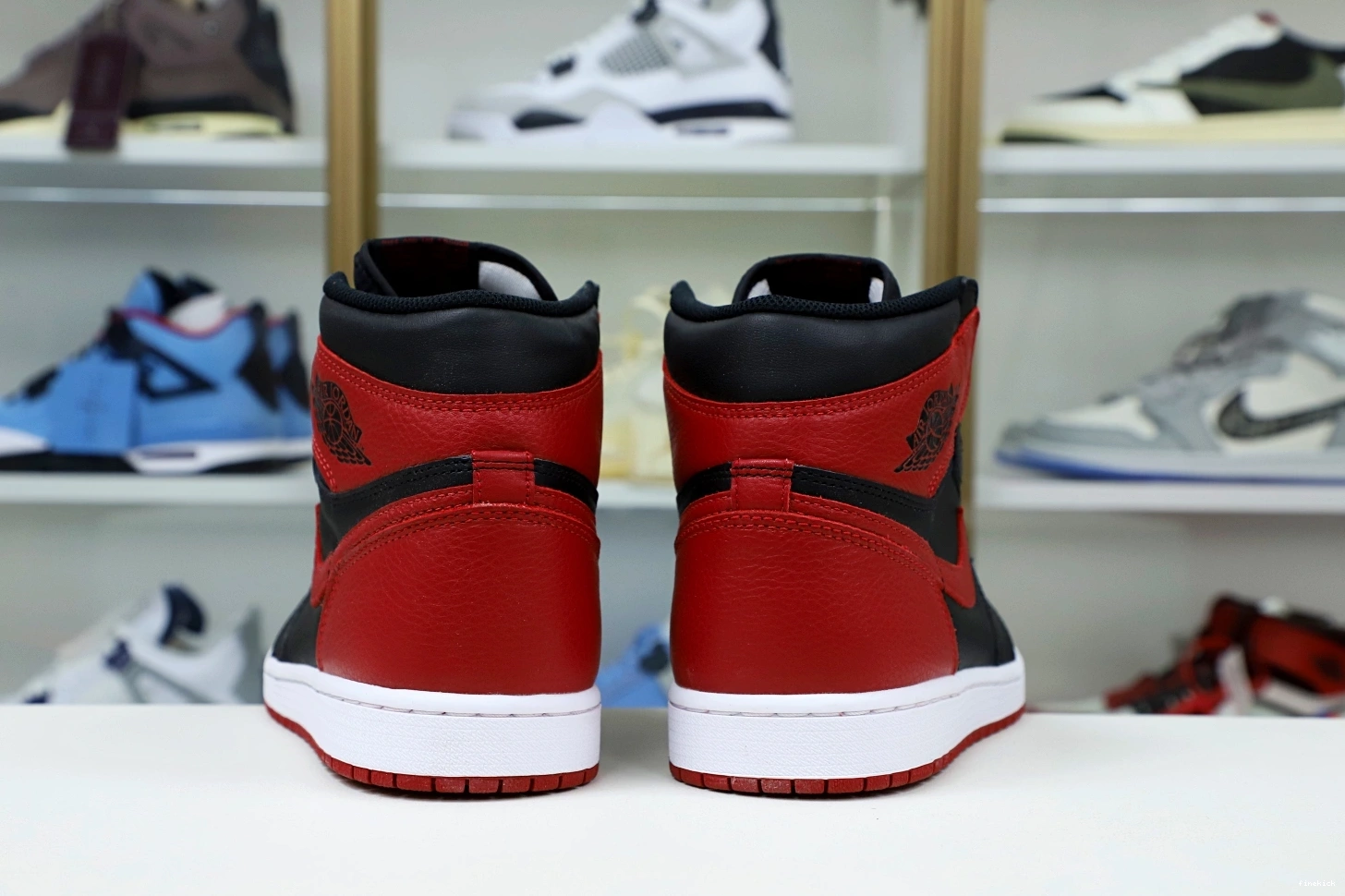 RETRO JORDAN 1 AIR 'BRED' HIGH OG 1011